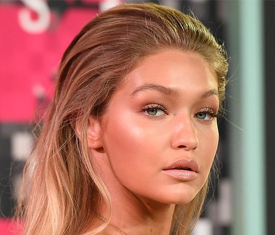 Сияющий макияж на примере звезд