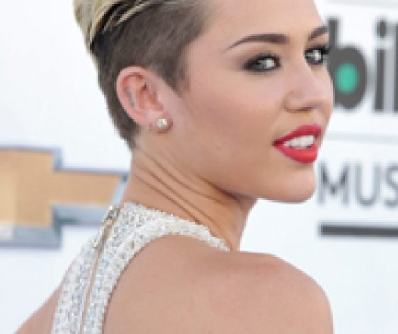 Майли Сайрус опять разделась для журнала