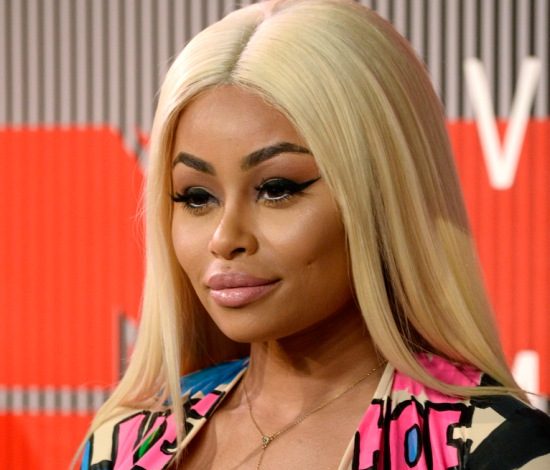 Беременная Блэк Чайна показывает грудь