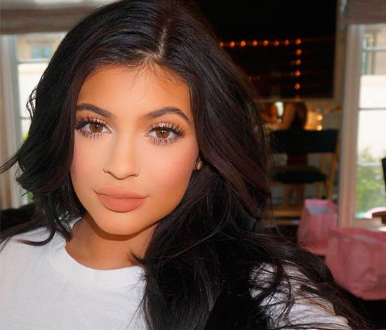 Кайли Дженнер выпустила новую помаду в честь бабушки