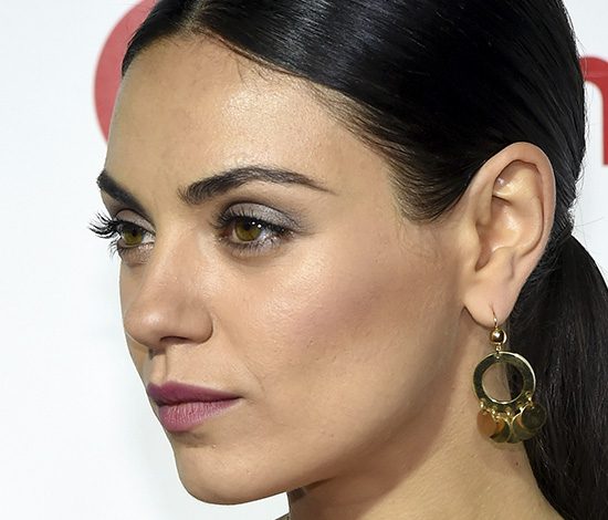 Мила Кунис на обложке глянца без макияжа