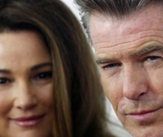 Жена Пирса Броснана шокировала телом на пляже