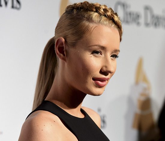 Игги Азалия пытается защититься от Ника Янга