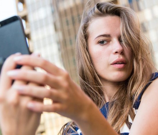 Мужчины сняли видео о зависимости женщин от Instagram