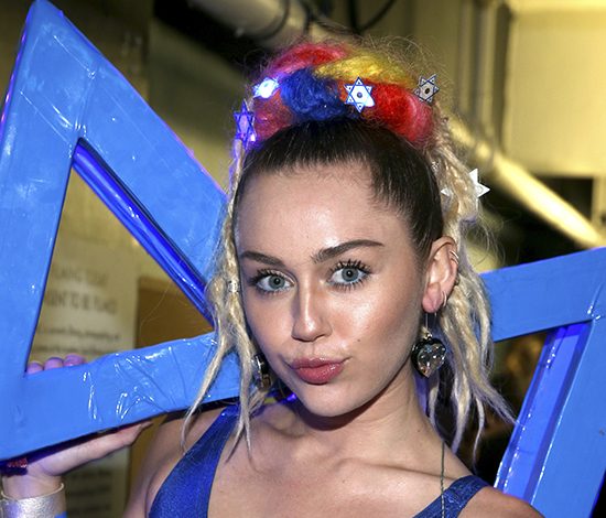 Сайрус шокировала выступлением с Андерсон