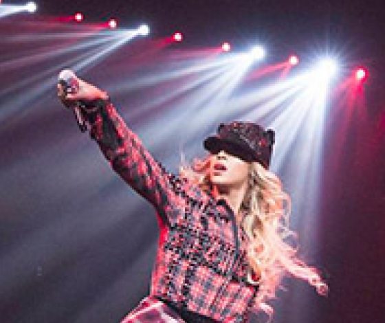 Танцы в аэропорту под песню Бейонсе