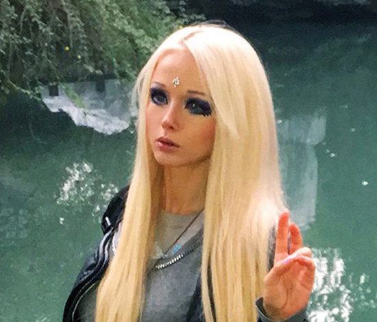 «Живая Барби» снялась в новой провокационной фотосессии