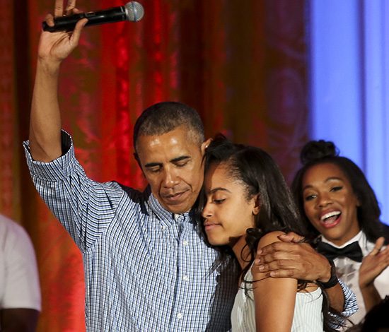 Барак Обама поет на дне рождения дочери. Смотри видео!