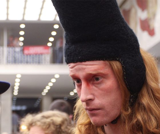 Российский манекенщик побирается на улице