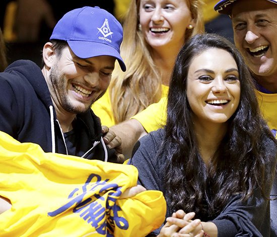 Беременная Кунис спрятала живот и пошла на свидание с Катчером