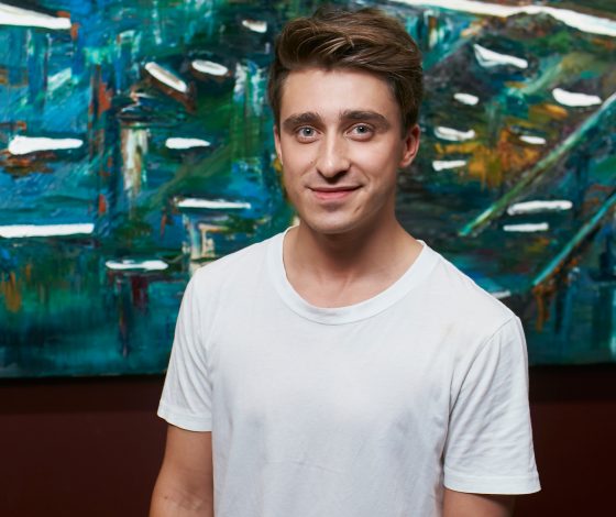 Артем Королев на открытии выставки «Метаморфозы»