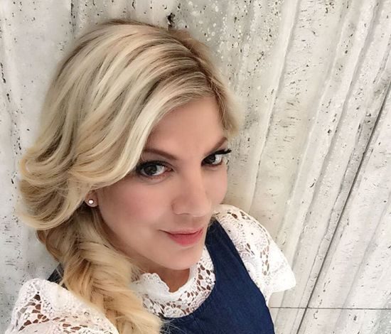 Торри Спеллинг перекрасила волосы в розовый цвет