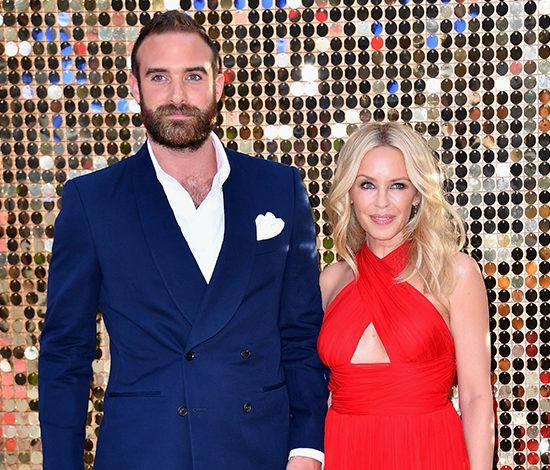 Кайли Миноуг с женихом хороши на пляже и на красной дорожке