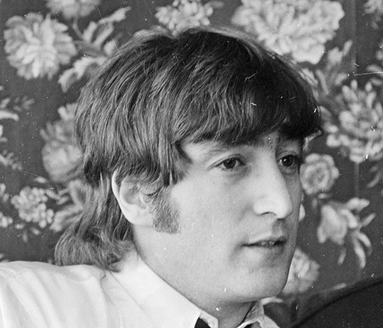 На аукционе продали рубашку с кровью Леннона!