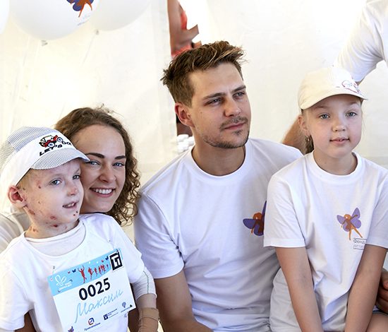 Аглая Тарасова и Милош Бикович на «Забеге добрых дел»