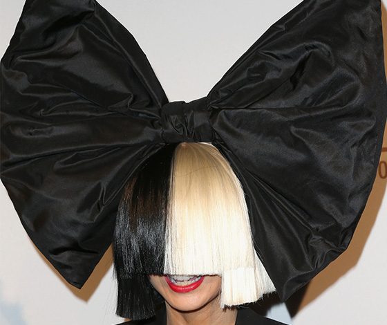 Sia пришлось-таки показать лицо на сцене!