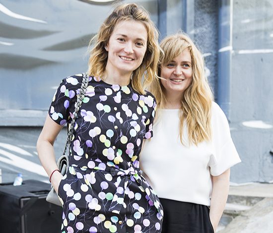 Сестры Михалковы на открытии выставки Димы Ребуса