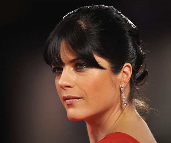 Сельма Блэр извинилась за инцидент в самолете