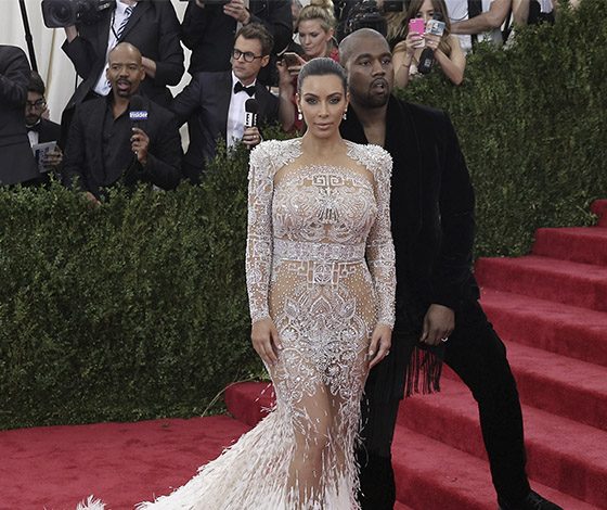 А Ким опять голая!