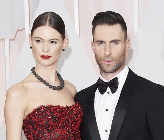 Адам Левин показал беременную жену топлес