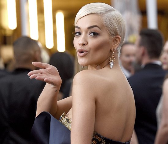 Рита Ора показала голую грудь в новой фотосессии