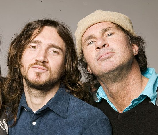 Участники Red Hot Chili Peppers разделись в автомобильном караоке