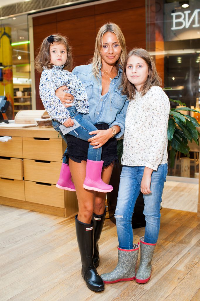 Марина Долидзе с дочерьми Лизой и Соней 