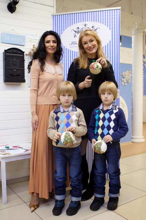 Актриса Мария Шукшина (47) и ее близнецы Фома (10) и Фока (10), которые появились на свет в 2005 году