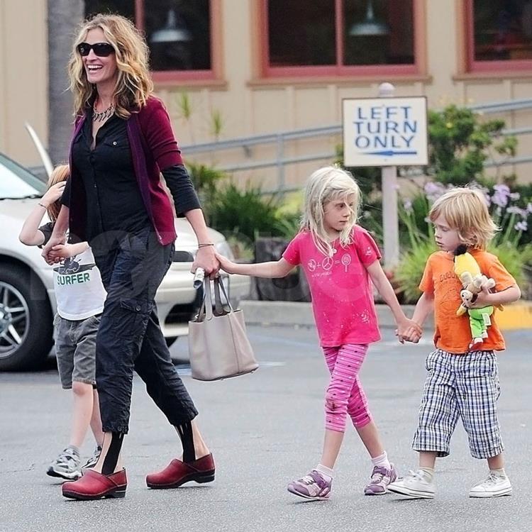 В возрасте 36 лет актриса Джулия Робертс (47) родила двойняшек от актера Дэниела Модера (45). Малыши Хэзел Патриша (10) и Финнеас Уолтер (10) появились на свет в 2004 году