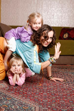 7 января 2005 года певица Маша Макарова (37), солистка группы «Маша и медведи», стала мамой двух малышек Розы (10) и Миры (10)