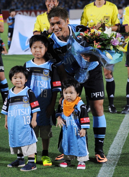 Нападающий футбольного клуба Kawasaki Frontale и сборной Японии Ёсито Окубо (32) с детьми