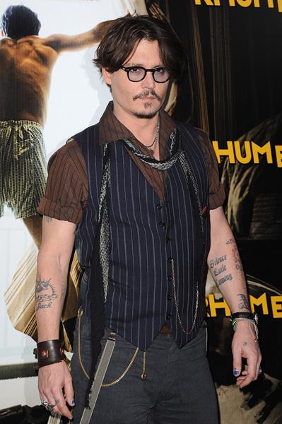 Разве можно быть пиратом без татуировок? Конечно, нет. Вот и любимый актер Джонни Депп (51) такого же мнения. Пожалуй, самый сексуальный пират современности