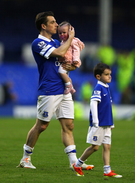 Защитник футбольного клуба Everton и сборной Англии Лейтон Бейнс (30) с детьми