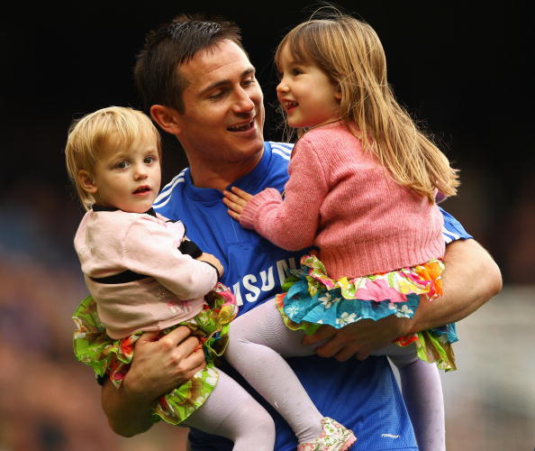 Полузащитник футбольного клуба Manchester City Фрэнк Лэмпард (36) с детьми