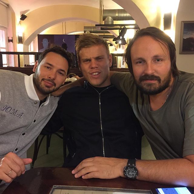 Майк Юрчук, Александр Кокорин и Павел Худяков отдыхали в главной столичной кофейне.