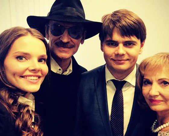 Михаил Сергеевич без шляпы! Новое семейное фото Боярских