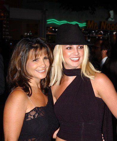 «Отец бы не додумался до такого»: Бритни Спирс обвинила мать в своем опекунстве