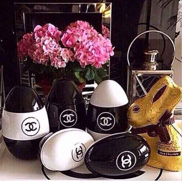 Яна Рудковская, как истинная модница, билась яйцами от Chanel.