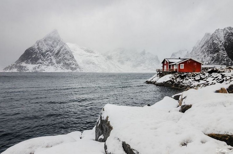 Красный дом в снегу. Норвегия.
