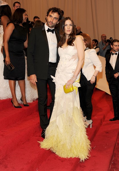 Лив Тайлер в платье Alexander McQueen — 2011 год