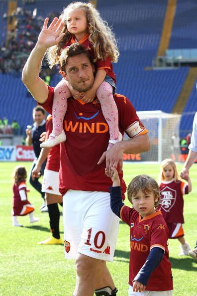 Полузащитник футбольного клуба Roma Франческо Тотти (38), Кристиан (10) и Шанель (8)