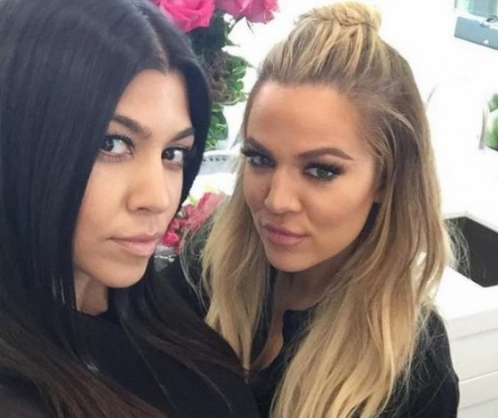 Промахнулись с нарядами. Хлои и Кортни Кардашьян с мамой на ланче