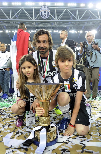 Полузащитник футбольного клуба Juventus и сборной Италии Андреа Пирло (35) Анжела, Никколо