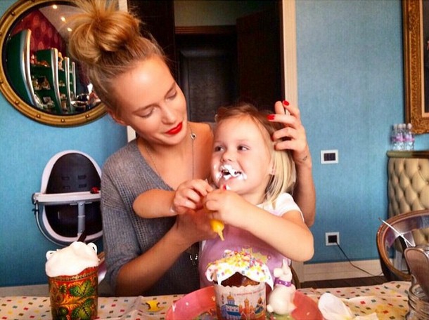 Наталья Чистякова-Ионова напекла куличей и кормила ими дочку.
