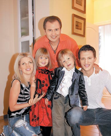В 2000 году в семье певца Александра (56) и Эммы Малининых (31) появились двойняшки Фрол (15) и Устинья (15)
