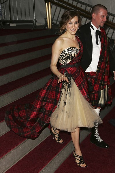 Сара Джеcсика Паркер в платье Alexander McQueen и Александр Маккуин — 2006 год