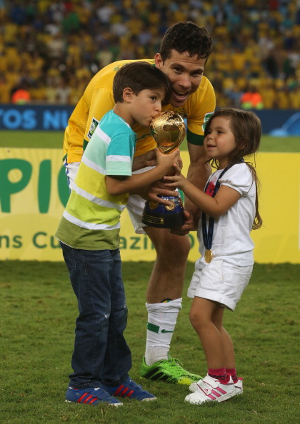 Полузащитник футбольного клуба Inter и сборной Бразилии Эрнанес (29) с детьми