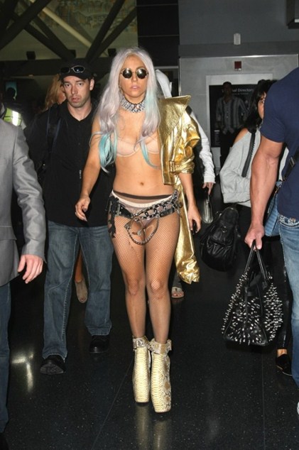 Леди Гага (29)  не может пройти и остаться незамеченной. А все благодаря ее эпатажным образам. Не повторяйте это, такое простительно только «Королеве монстров»