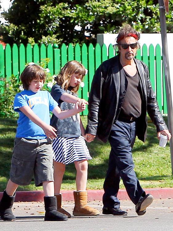 В 2001 году актер Аль Пачино (74) стал отцом двойняшек Антона Джеймса (14) и Оливии Роуз (14). На тот момент актер разменял уже шестой десяток