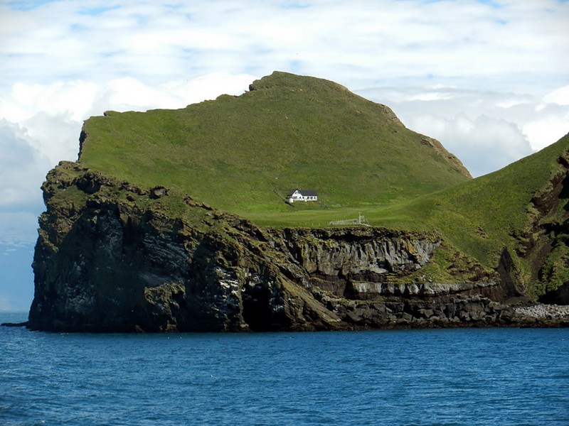 Одинокий дом на острове. Исландия.